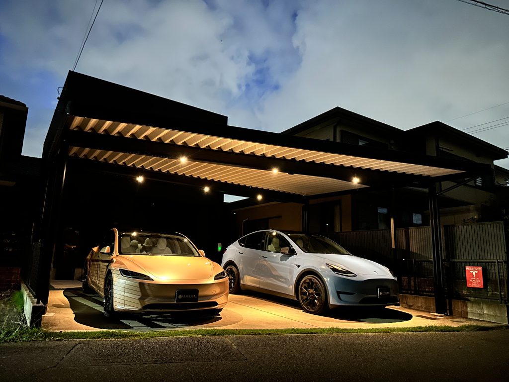 テスラオーナーの理想を叶える、ダウンライト付き3台用スリムカーポート施工例｜夜も美しい電気自動車ガレージ空間