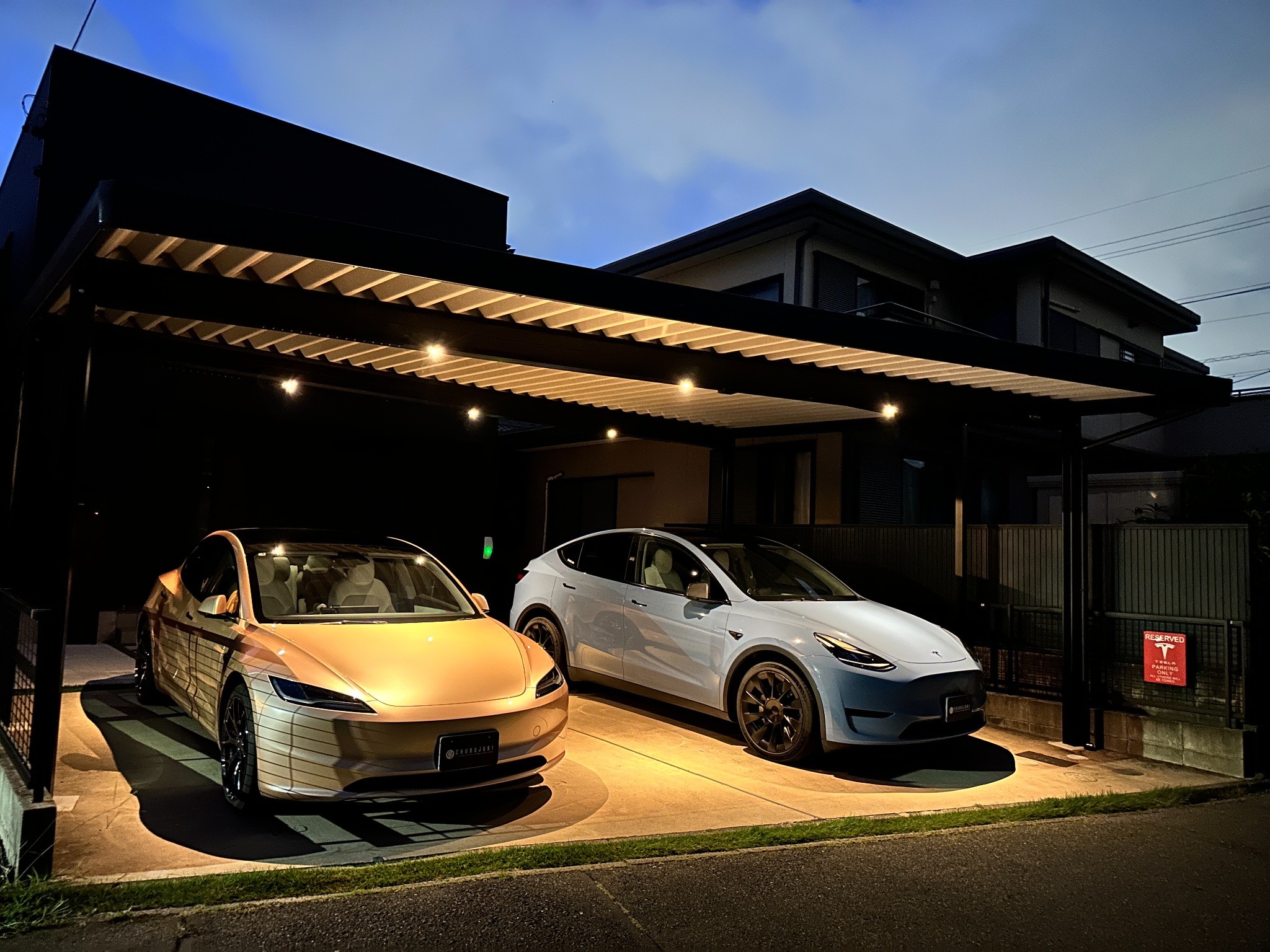 テスラオーナーの理想を叶える、ダウンライト付き3台用スリムカーポート施工例｜夜も美しい電気自動車ガレージ空間