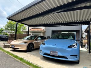 テスラオーナーの理想を叶える、ダウンライト付き3台用スリムカーポート施工例｜夜も美しい電気自動車ガレージ空間
