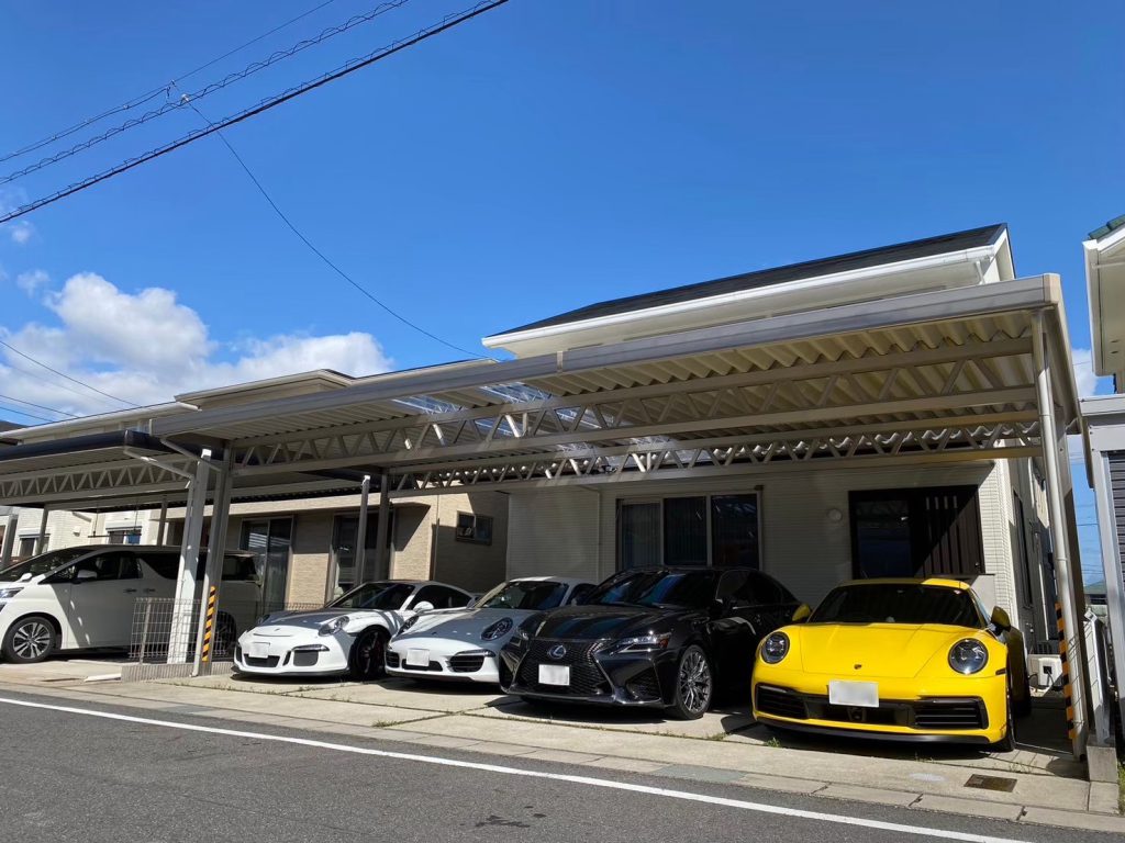 高級車を引き立てる4台用ステンカラーカーポート｜ポリカ屋根＆明り取りアプローチ付き施工事例