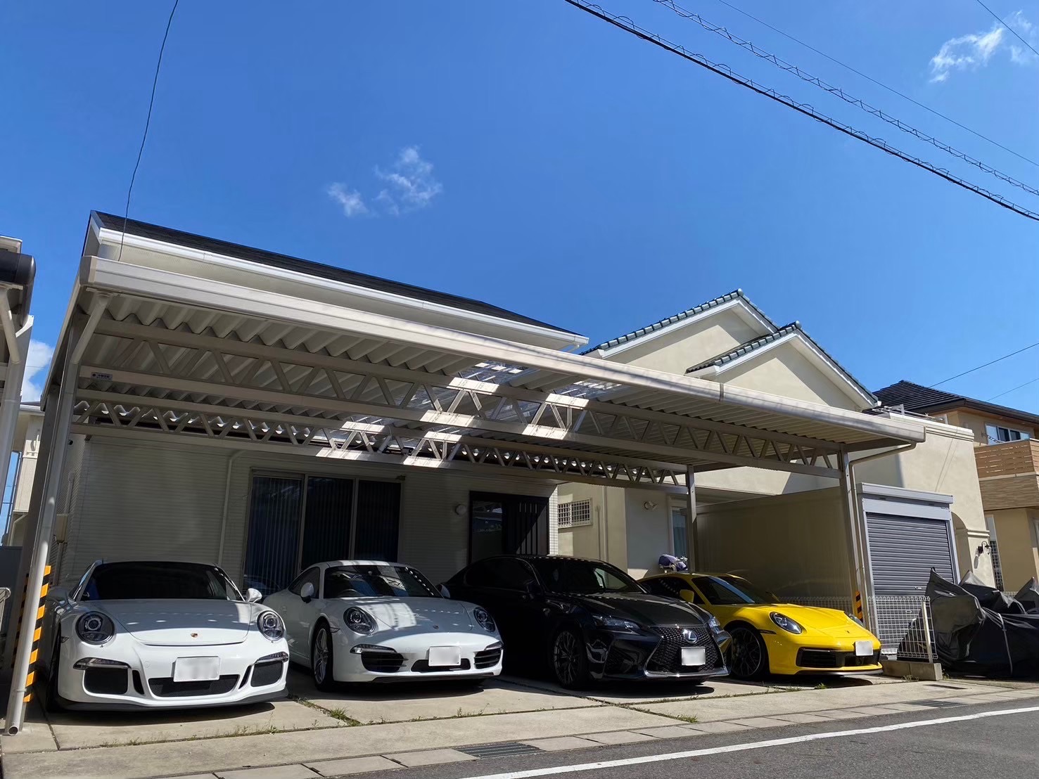 高級車を引き立てる4台用ステンカラーカーポート｜ポリカ屋根＆明り取りアプローチ付き施工事例