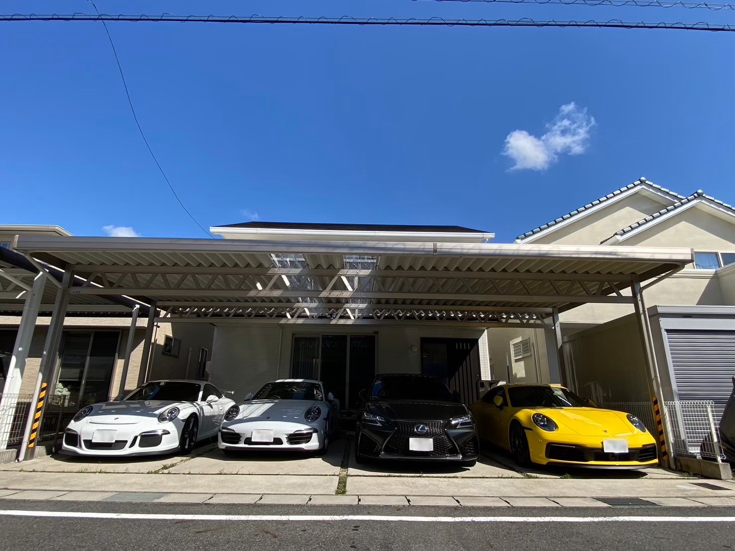 高級車を引き立てる4台用ステンカラーカーポート｜ポリカ屋根＆明り取りアプローチ付き施工事例
