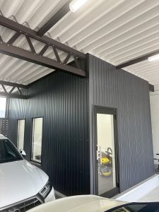 輸入車専門販売店のショールーム兼店舗カーポート｜室内オフィス付きオーダーメイド施工事例