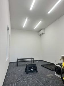輸入車専門販売店のショールーム兼店舗カーポート｜室内オフィス付きオーダーメイド施工事例
