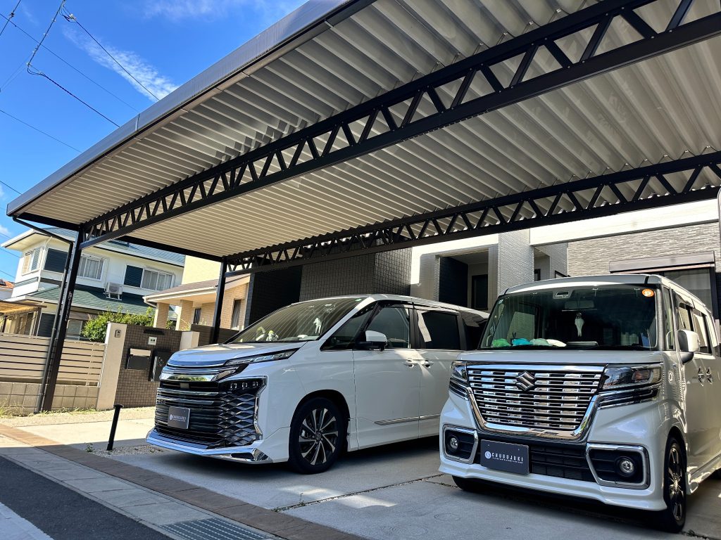 4台用ブラックカラーカーポート｜間柱なしワイドスパン設計で快適駐車空間を実現