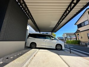 4台用ブラックカラーカーポート｜間柱なしワイドスパン設計で快適駐車空間を実現