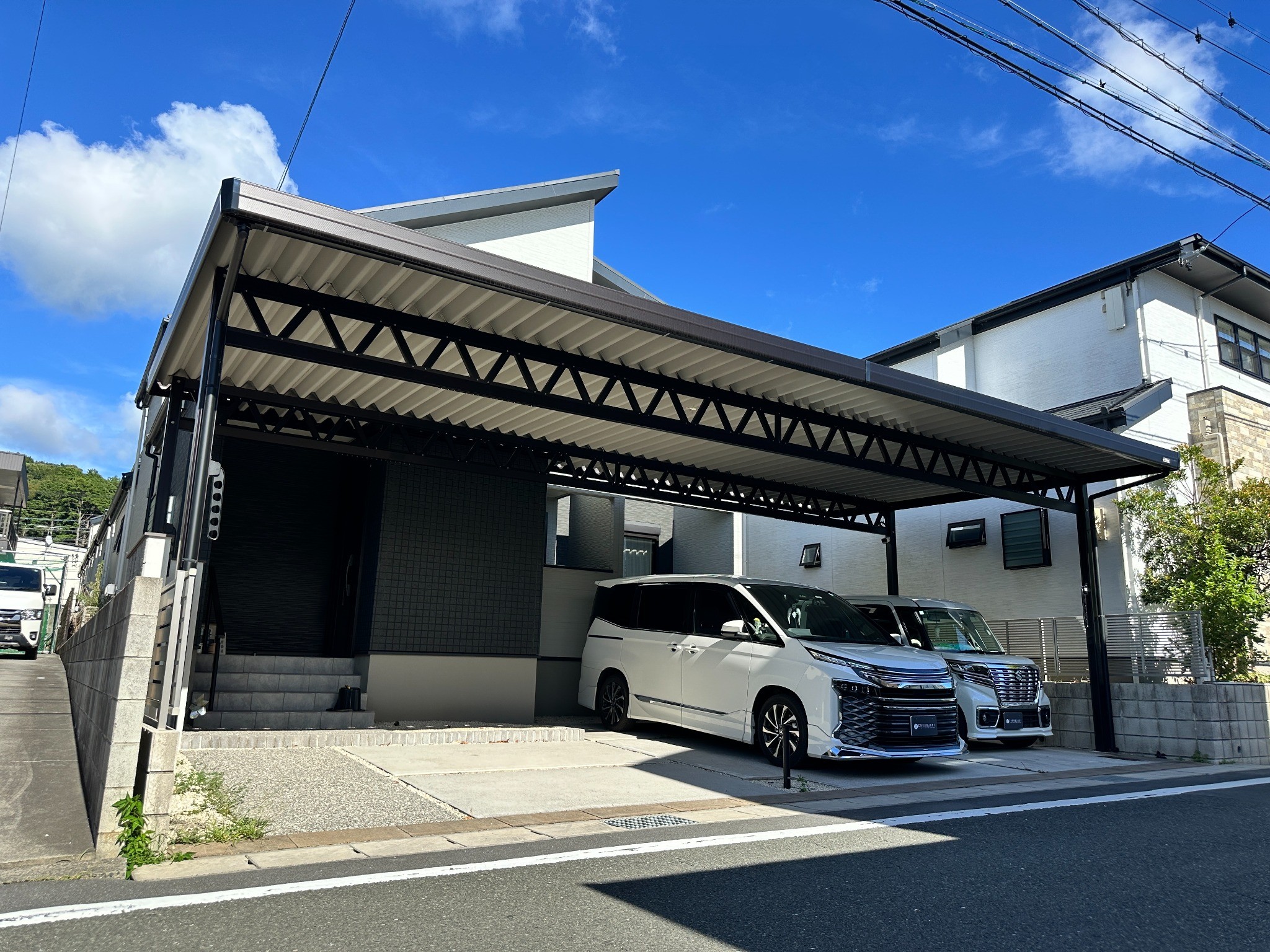 4台用ブラックカラーカーポート｜間柱なしワイドスパン設計で快適駐車空間を実現