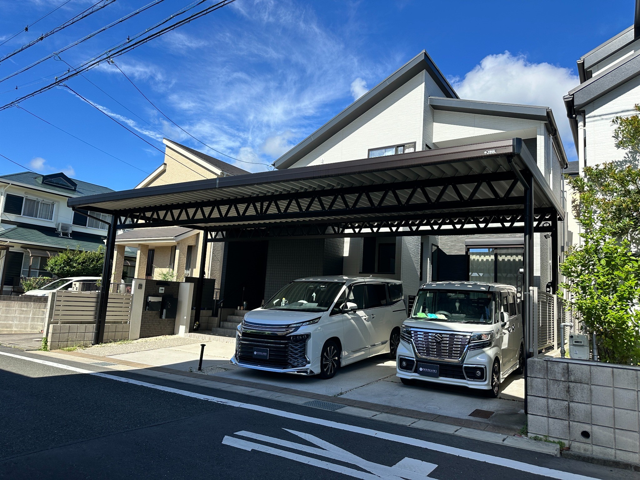 4台用ブラックカラーカーポート｜間柱なしワイドスパン設計で快適駐車空間を実現