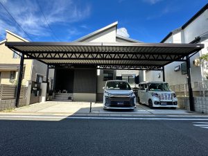 4台用ブラックカラーカーポート｜間柱なしワイドスパン設計で快適駐車空間を実現