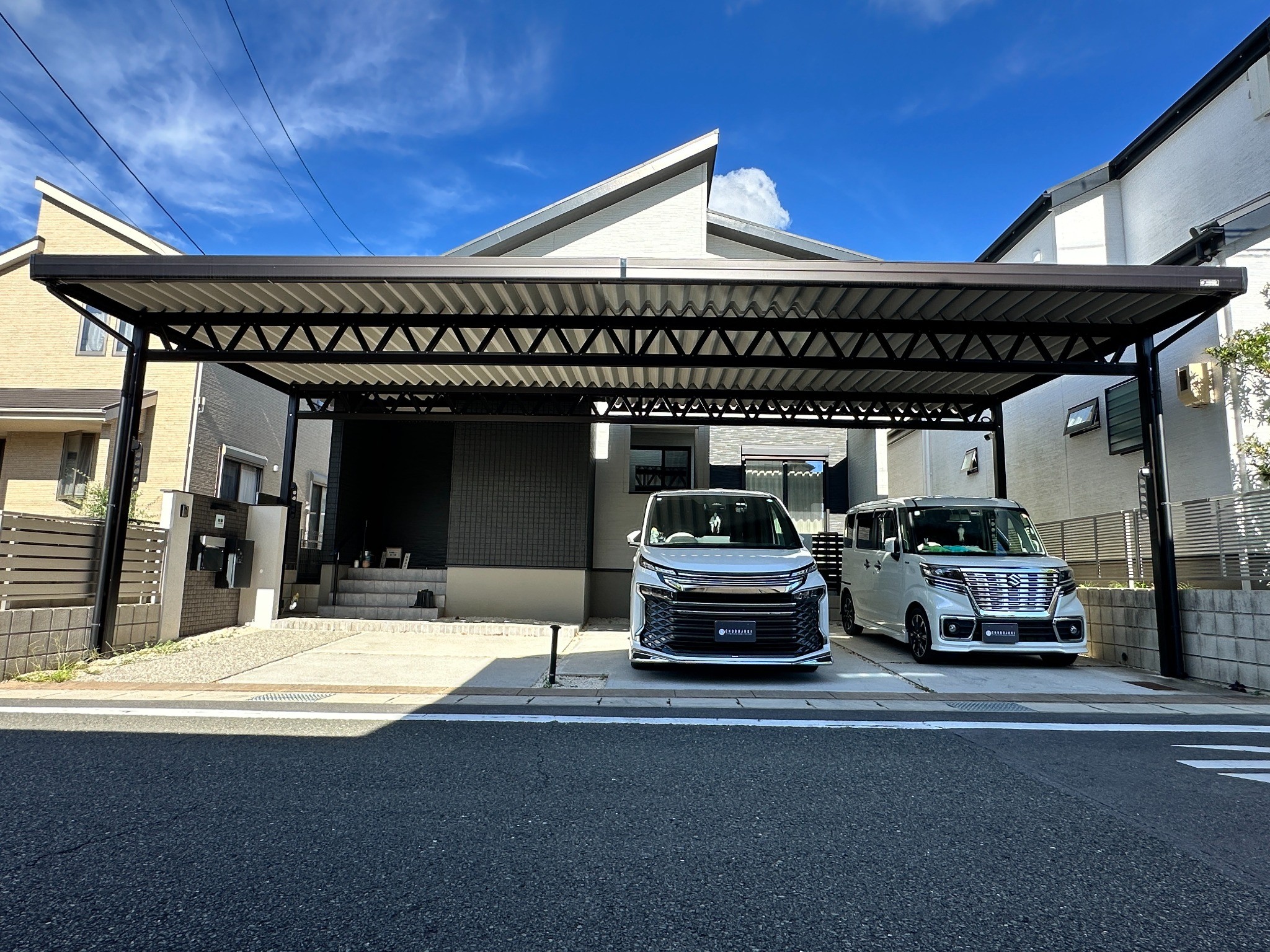 4台用ブラックカラーカーポート｜間柱なしワイドスパン設計で快適駐車空間を実現