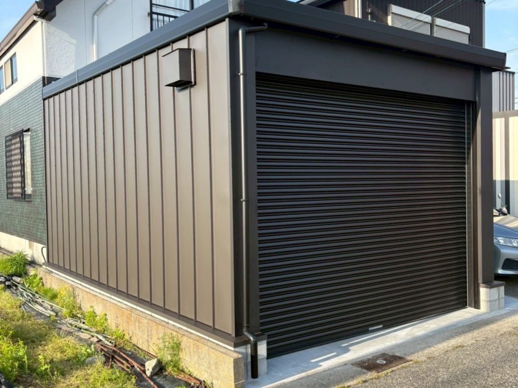 住宅と一体感のある1台用シャッターガレージ