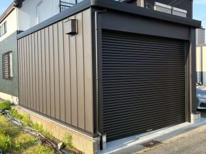 住宅と一体感のある1台用シャッターガレージ