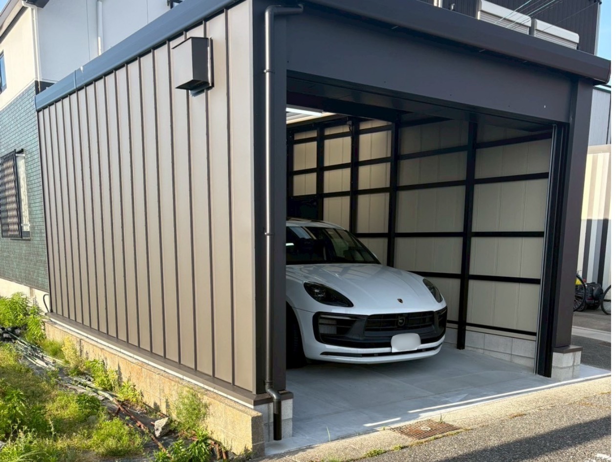住宅と一体感のある1台用シャッターガレージ