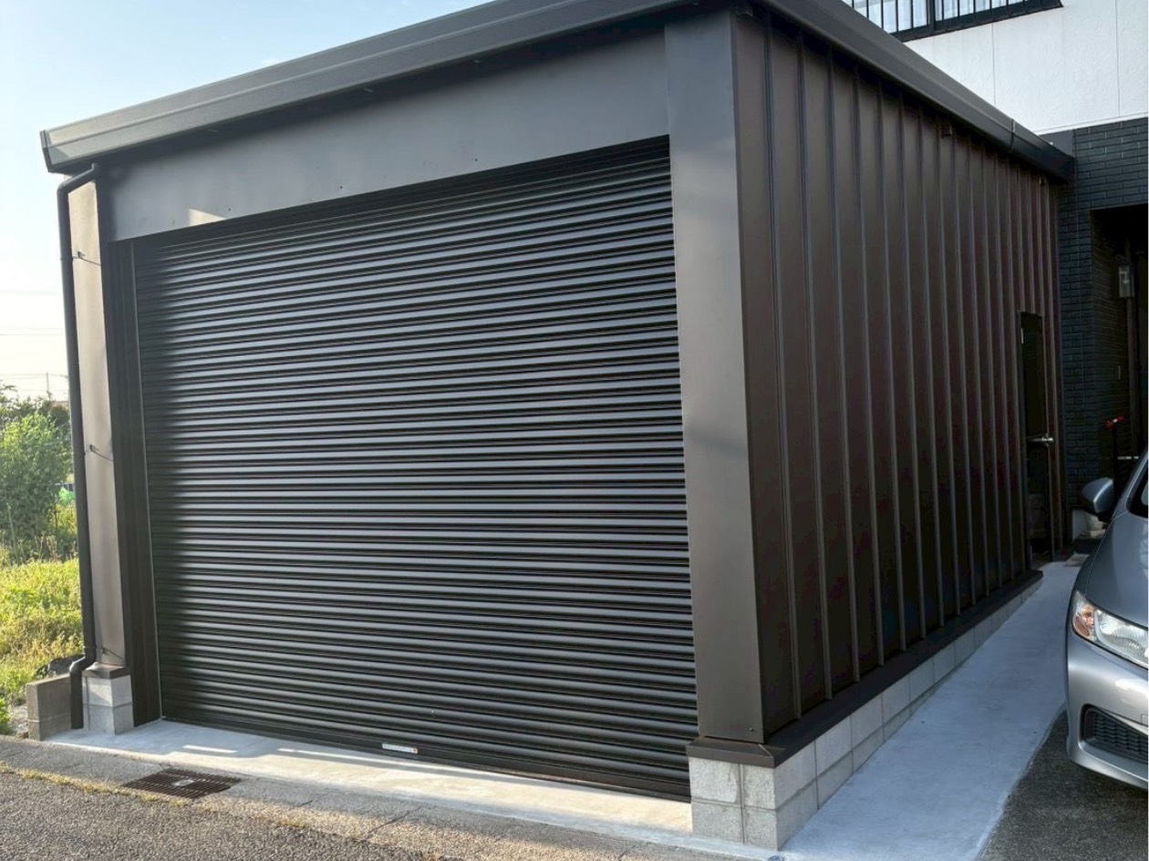 住宅と一体感のある1台用シャッターガレージ