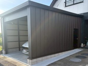 住宅と一体感のある1台用シャッターガレージ