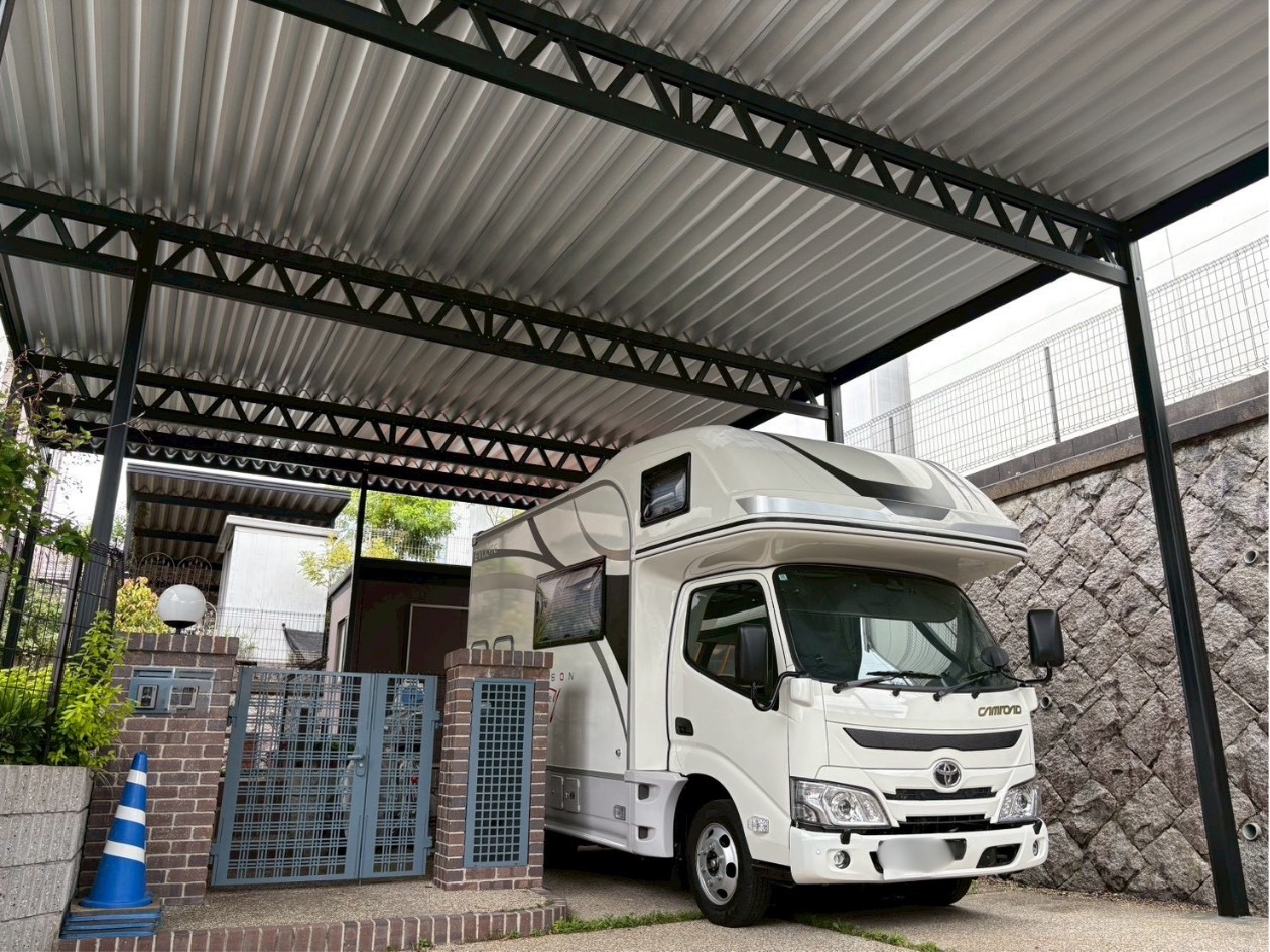 キャンピングカーもこの通り！　3台用カーポート