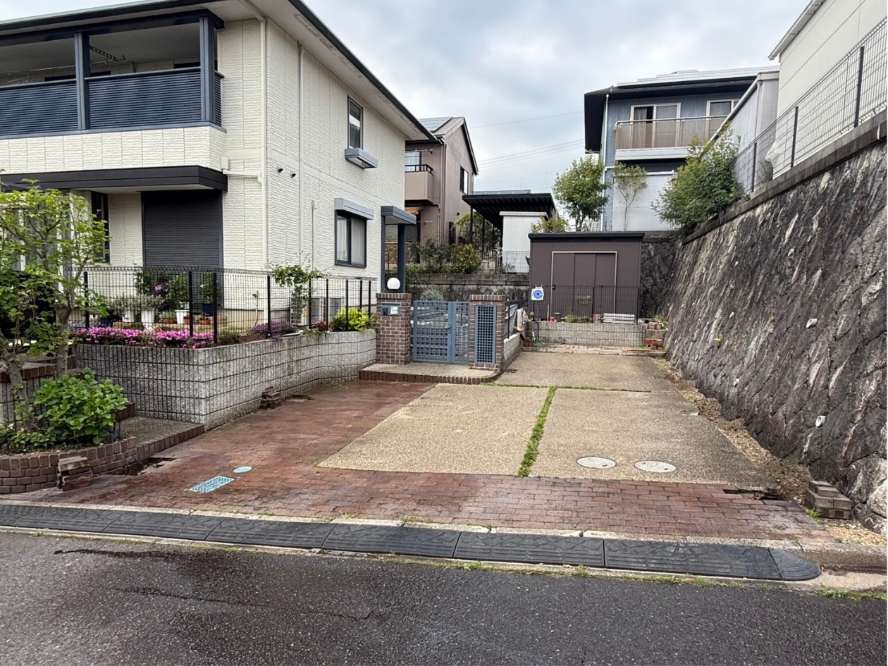 キャンピングカーもこの通り！　3台用カーポート