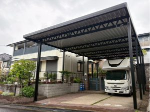 キャンピングカーもこの通り！　3台用カーポート