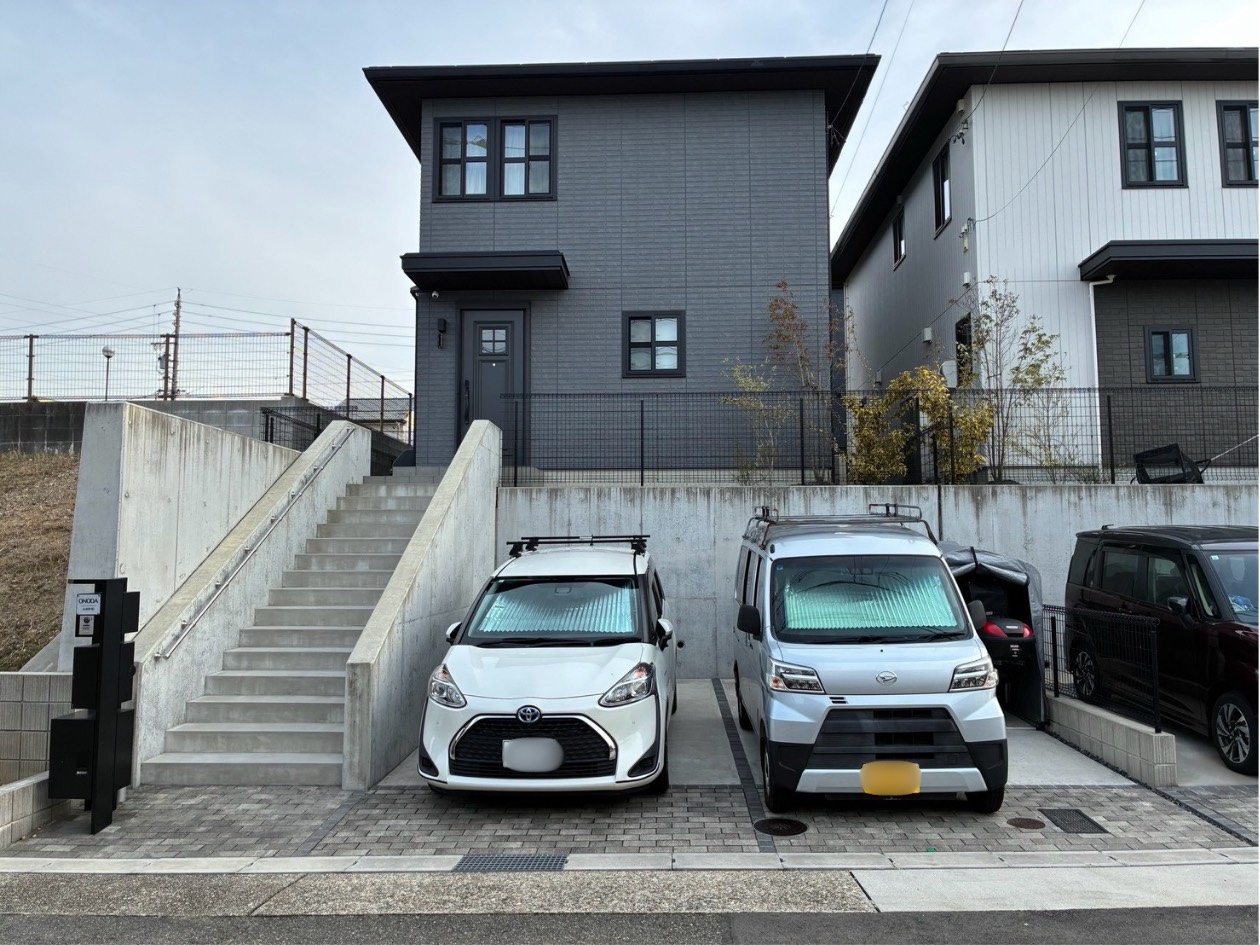 敷地の形に合わせます！完全オーダー電動シャッター付きガレージ