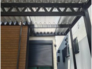 玄関前は明るいままで！2台用カーポート