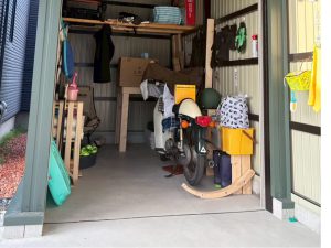 これで雨の日の乗り降りも安心！倉庫付き一台用カーポート