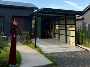 これで雨の日の乗り降りも安心！倉庫付き一台用カーポート
