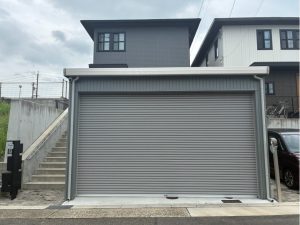 敷地の形に合わせます！完全オーダー電動シャッター付きガレージ